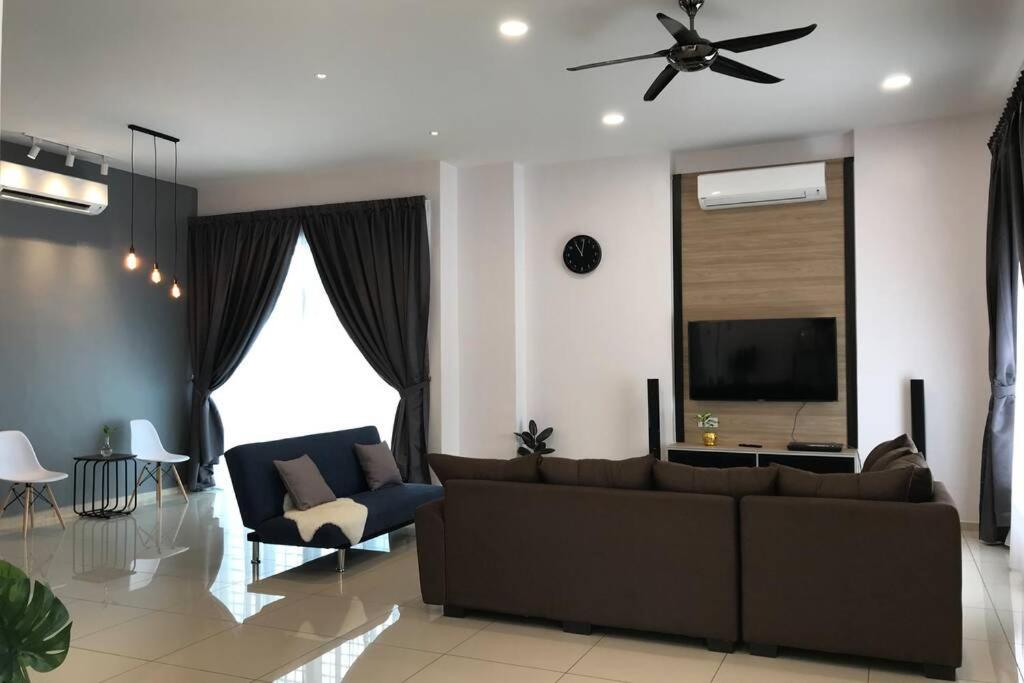 Rumah percutian Semi-d New House @ Sungai Abong Muar*10~20pax