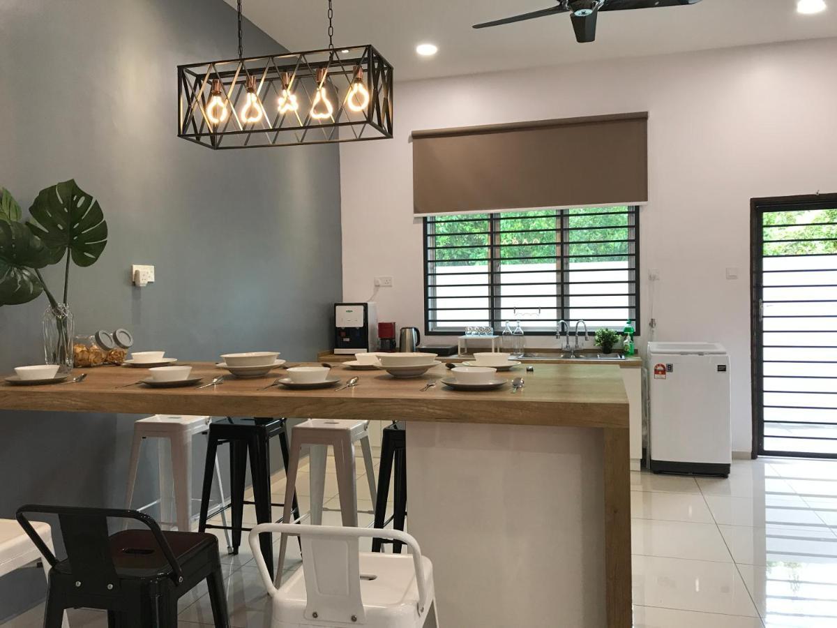 Rumah percutian Semi-d New House @ Sungai Abong Muar*10~20pax *