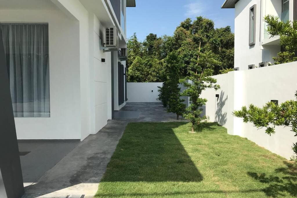 Semi-d New House @ Sungai Abong Muar*10~20pax *