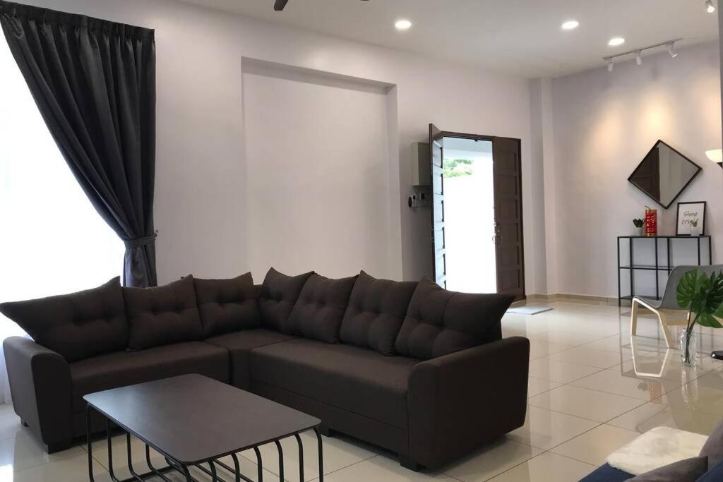 Semi-d New House @ Sungai Abong Muar*10~20pax *