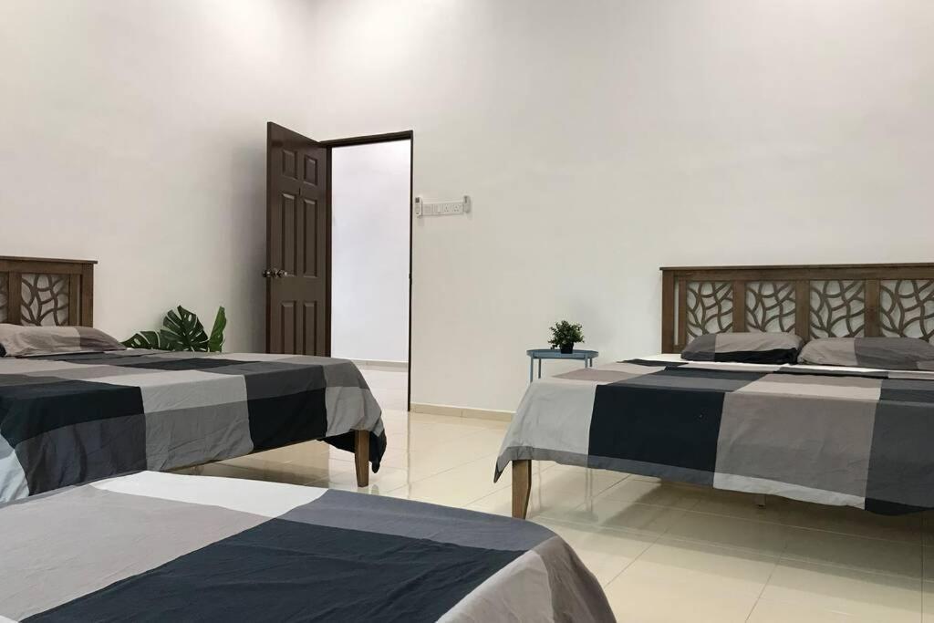 Semi-d New House @ Sungai Abong Muar*10~20pax *
